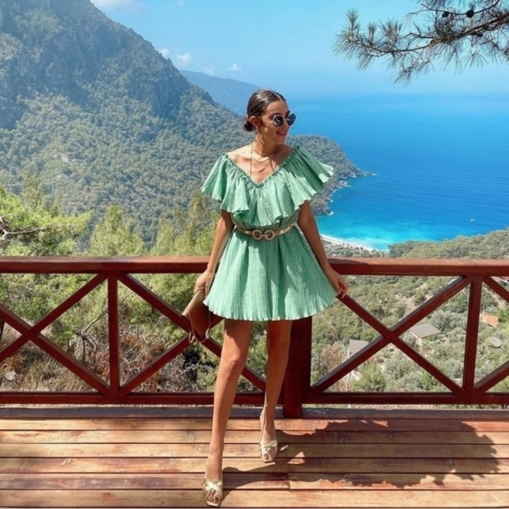 ZARA // fashion blogger fave green pleated ruffled vneck voluminous mini dress